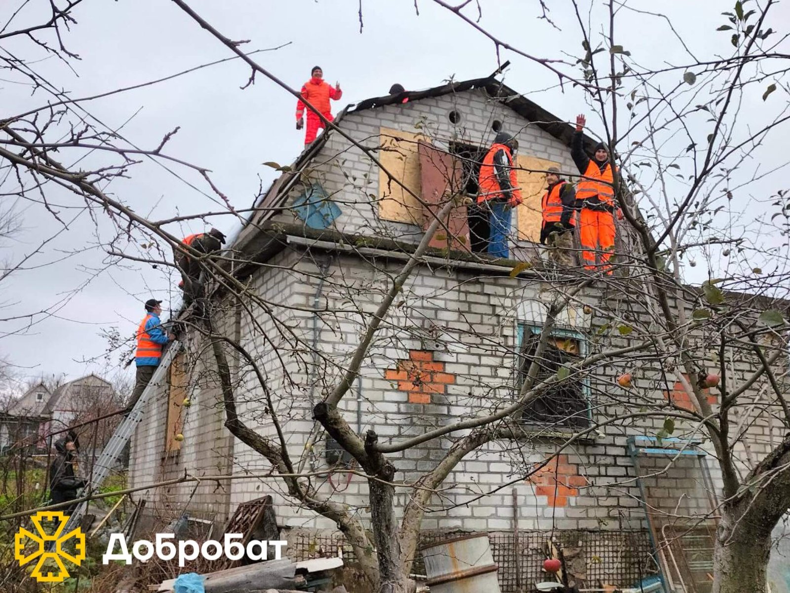 Повертаємо тепло в домівки українців: «Добробат» звітує про тиждень відбудови, що минув