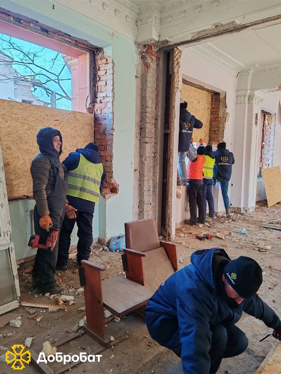 Допомагали в дитячому будинку-інтернаті та відновлювали пошкоджені домівки: звітуємо про зроблене за тиждень волонтерами «Добробату»