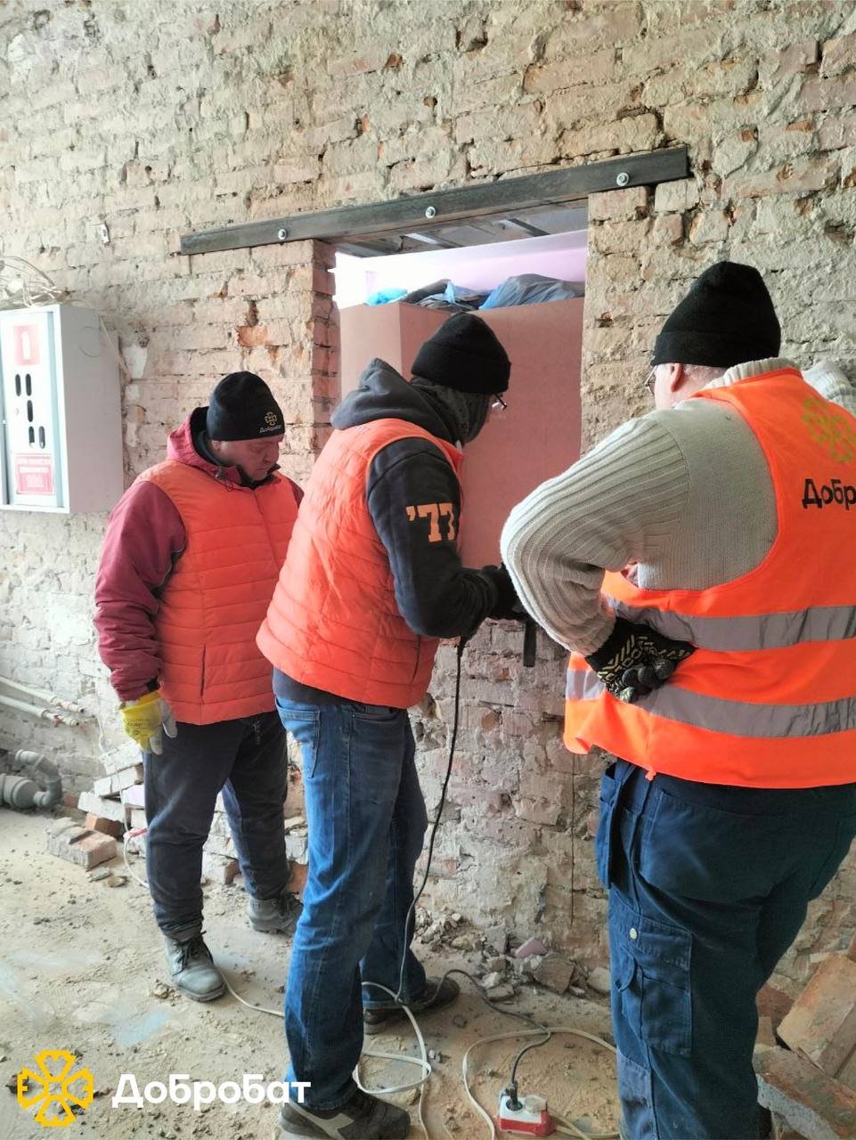 Повернулися до відновлення Хортицької академії, ремонтували покрівлі та боролися з наслідками руйнувань: про тиждень у «Добробаті»