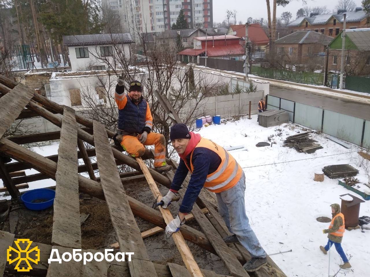 Повернулися до відновлення Хортицької академії, ремонтували покрівлі та боролися з наслідками руйнувань: про тиждень у «Добробаті»