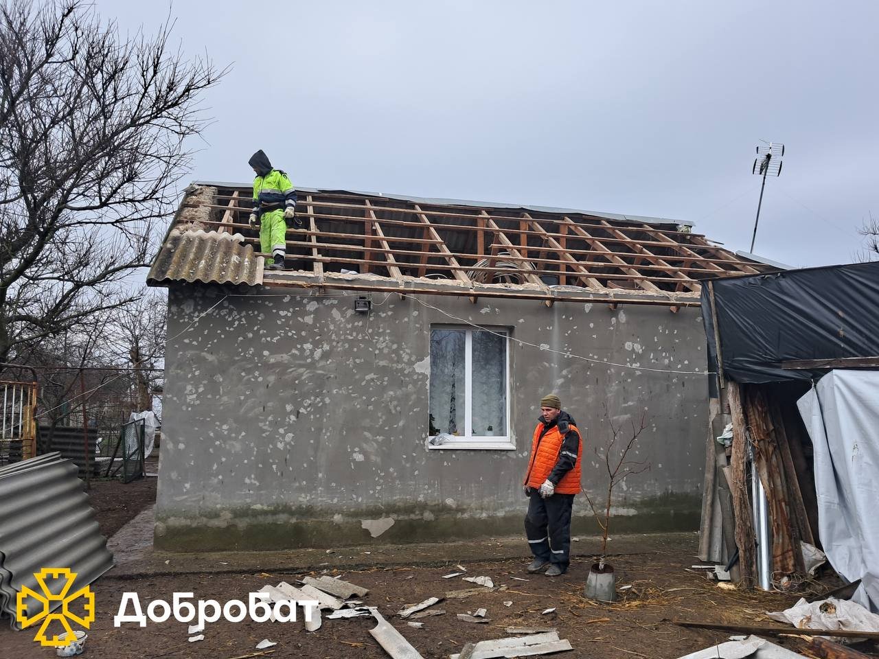 Повернулися до відновлення Хортицької академії, ремонтували покрівлі та боролися з наслідками руйнувань: про тиждень у «Добробаті»