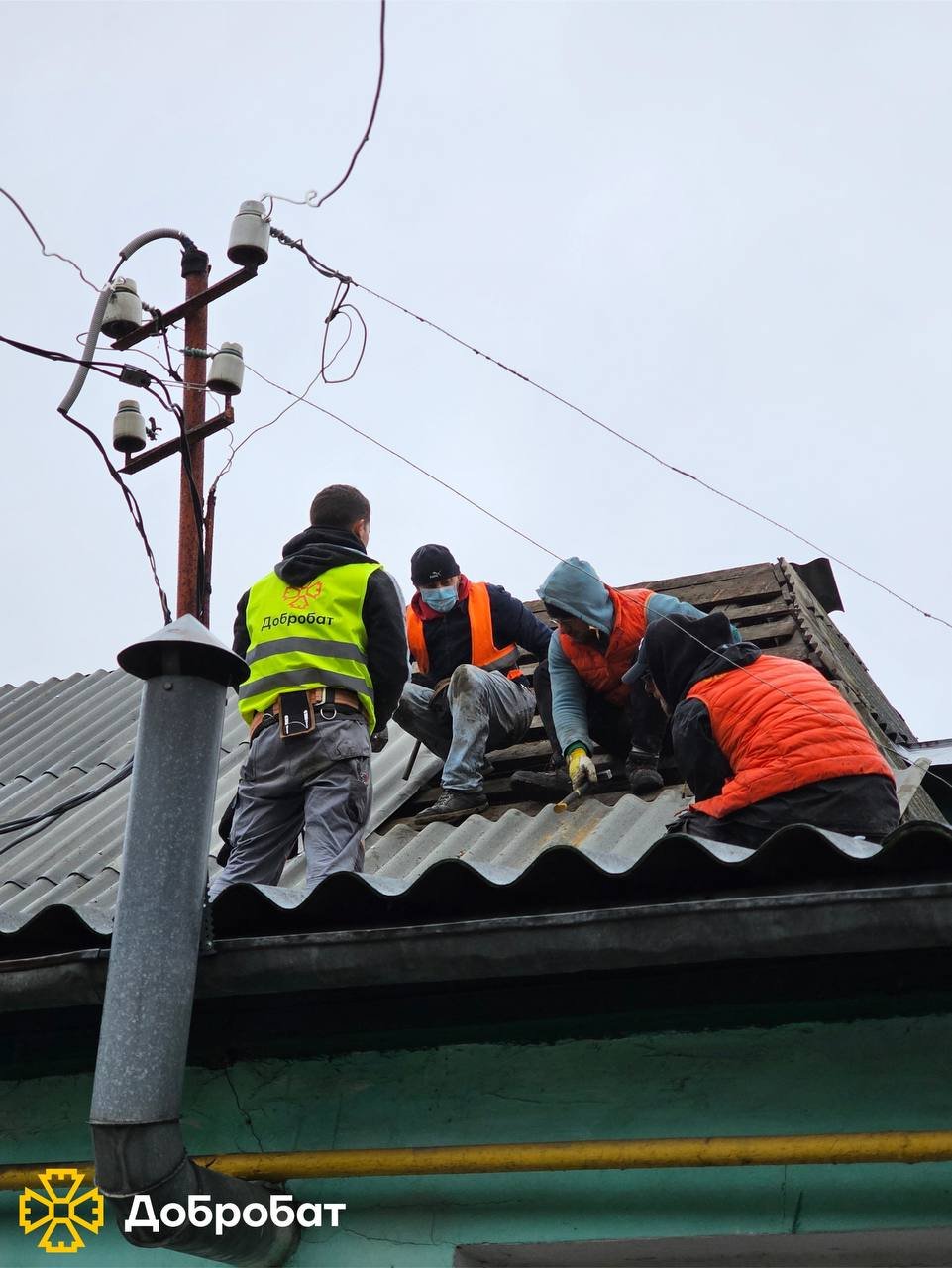 Повернулися до відновлення Хортицької академії, ремонтували покрівлі та боролися з наслідками руйнувань: про тиждень у «Добробаті»