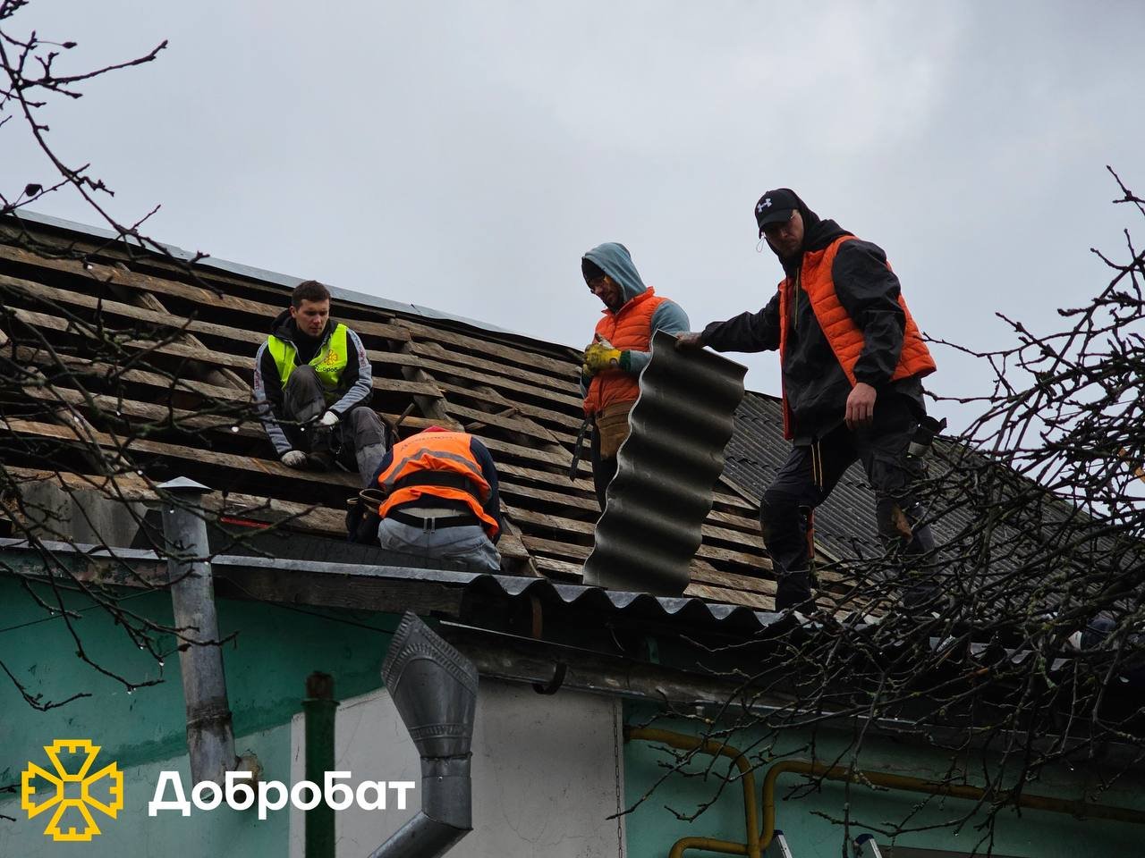 Повернулися до відновлення Хортицької академії, ремонтували покрівлі та боролися з наслідками руйнувань: про тиждень у «Добробаті»