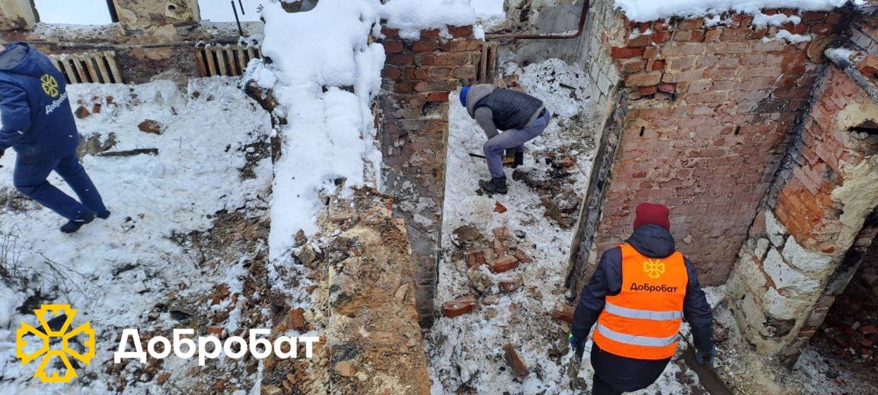 Повернулися до відновлення Хортицької академії, ремонтували покрівлі та боролися з наслідками руйнувань: про тиждень у «Добробаті»