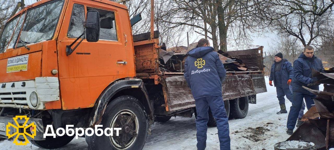 Повернулися до відновлення Хортицької академії, ремонтували покрівлі та боролися з наслідками руйнувань: про тиждень у «Добробаті»