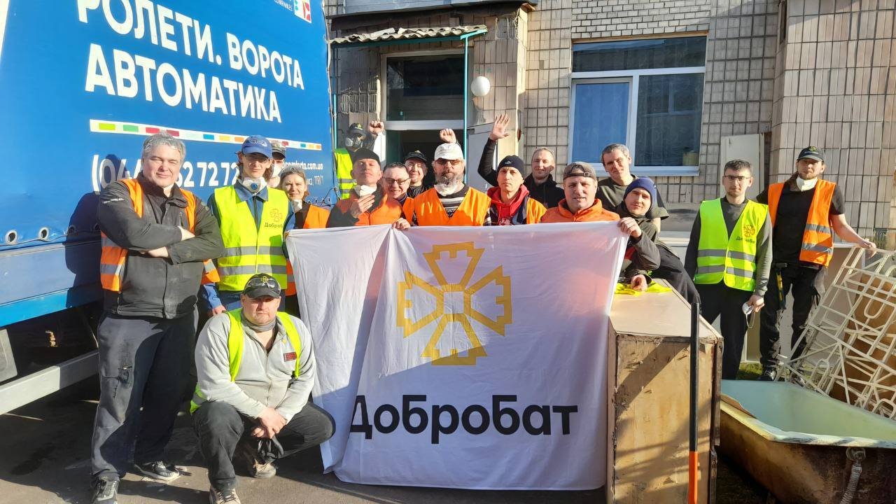 Весна – час відродження й відновлення. Волонтери Добробату з новими силами минулого тижня взялися за роботу: допомагали відбудовувати медичні заклади, лагодили дахи та вікна у житлових будинках, а також долучалися до зведення фортифікаційних укріплень для зміцнення рубежів, які захищають наші оборонці.