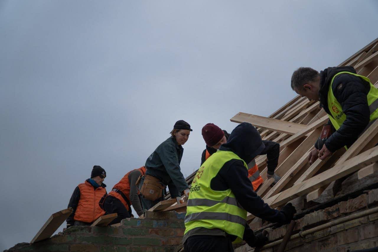 Минулого тижня волонтерам Добробату довелося неодноразово працювати пліч-о-пліч з рятувальниками після чергових російських терористичних атак в різних містах України.