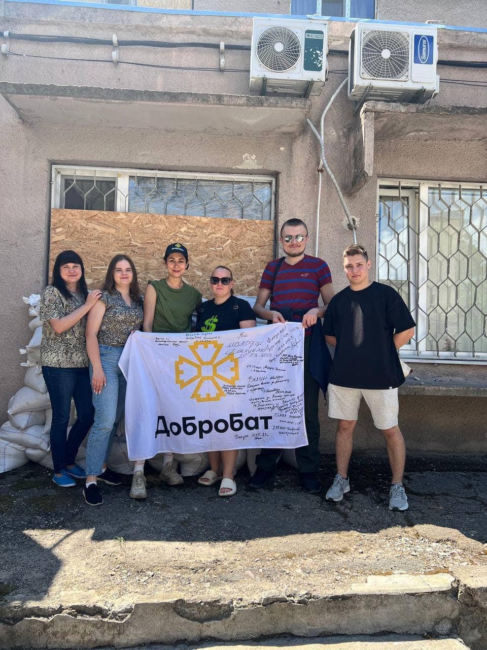 Волонтери Добробату звикають до нових умов: тепер їм треба пристосовуватися до ще більш масштабних знеструмлень, які трапляються внаслідок знищення російськими загарбниками енергетичної інфраструктури України.