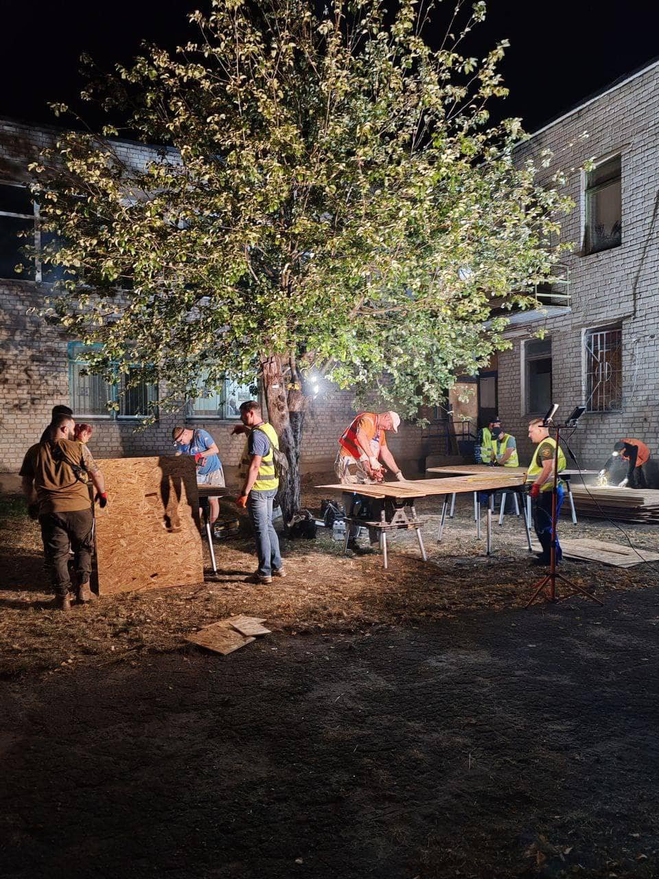 У волонтерів Добробату видався надзвичайно складний тиждень через постійні ворожі обстріли, що не давали перепочинку. Російські терористи регулярно атакують міста і села України з різних видів озброєння: ударними БПЛА, ракетами, КАБами, РСЗВ. Попри втому та виснаження, добробатівці залишаються незламними і продовжують свою важливу роботу.