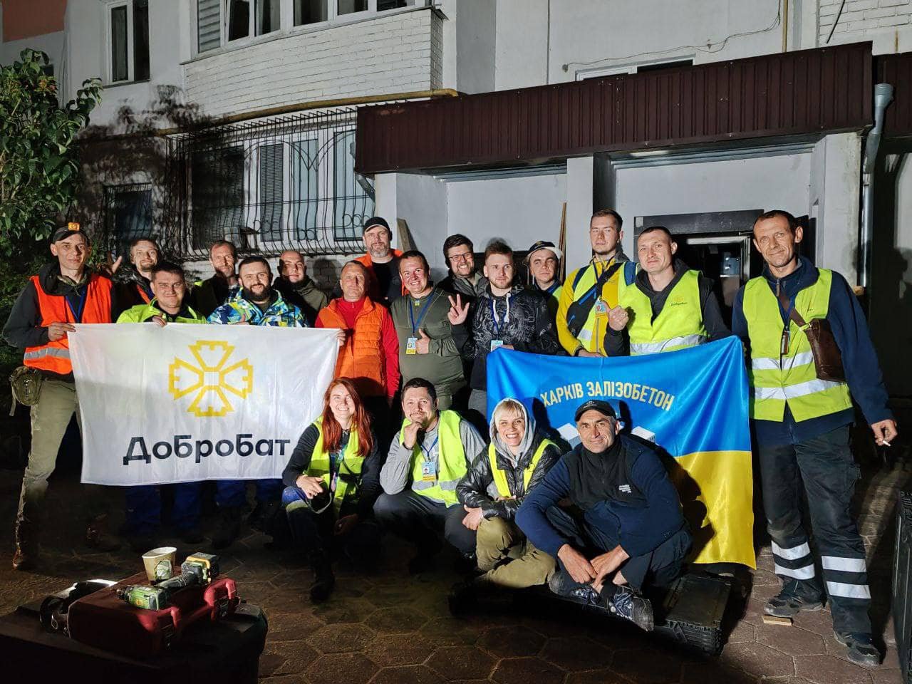 Попри чергові атаки російських терористів, волонтери Добробату упродовж тижня продовжували свою неодмінну справу: будували, відновлювали, допомагали. Добровольці ремонтували дахи, лагодили висаджені вікна й двері, наводили лад після ракетних ударів.