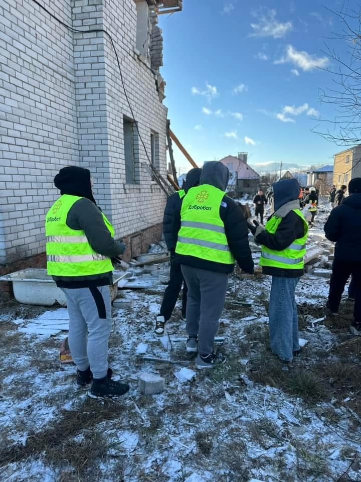 Навіть у новорічно-різдвяні свята ворог продовжив підступні атаки на мирні міста, селища та села України. Волонтери Добробату повсякчас приходили на допомогу: допомагали потерпілим, розбирали завали, лагодили вікна й дахи.