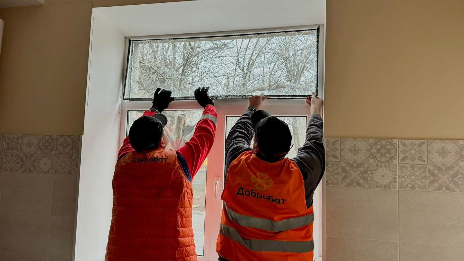 Минулого тижня команди Добробату в різних регіонах країни знову зосередилися на відновленні житлових будинків та об’єктів інфраструктури, пошкоджених внаслідок агресії російських терористів.