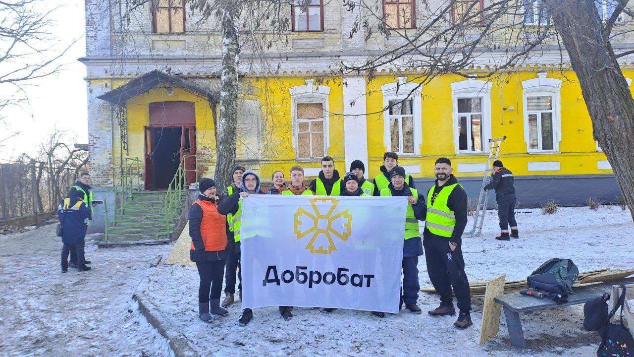 Пішов четвертий рік великої війни, та відбудова не припиняється. Минулого тижня волонтери Добробату продовжили працювати, крок за кроком відновлюючи нашу країну.