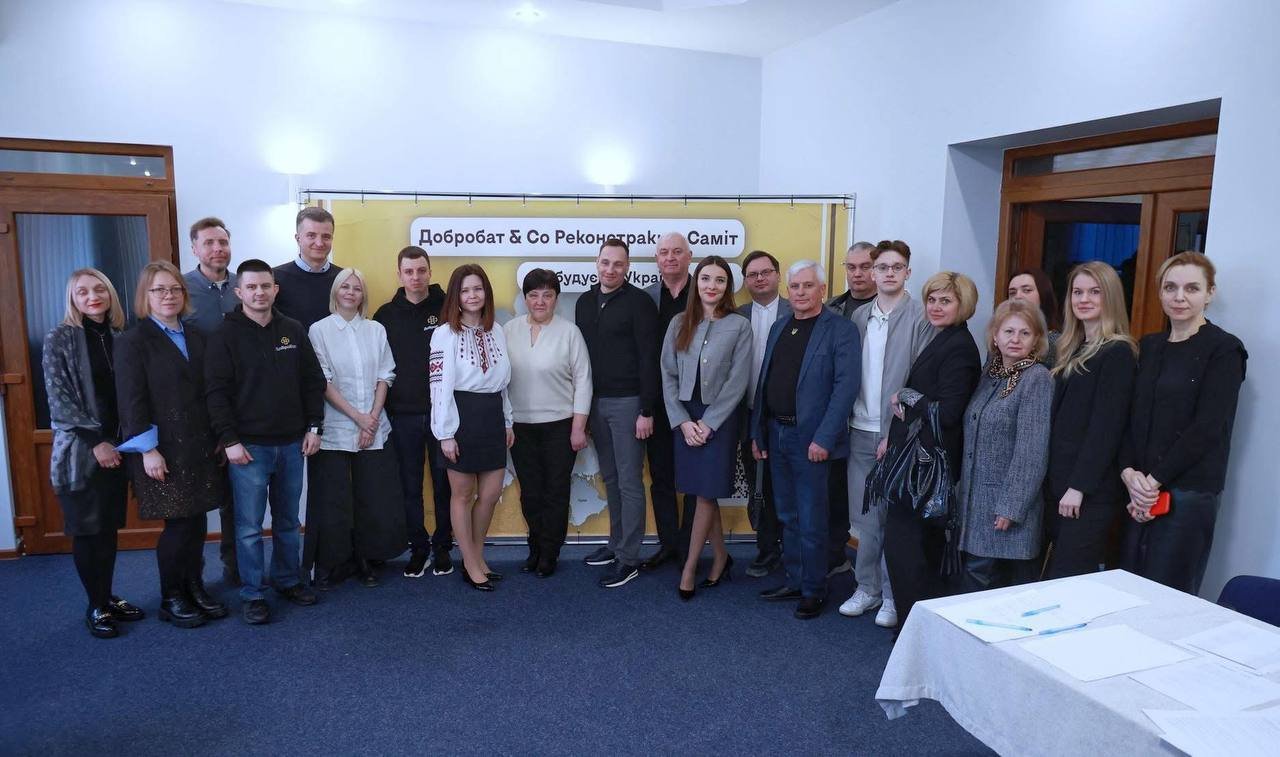 Попри постійні атаки ворога, минулого тижня волонтери Добробату продовжили будувати, ремонтувати, відновлювати пошкоджені об’єкти та допомагати людям