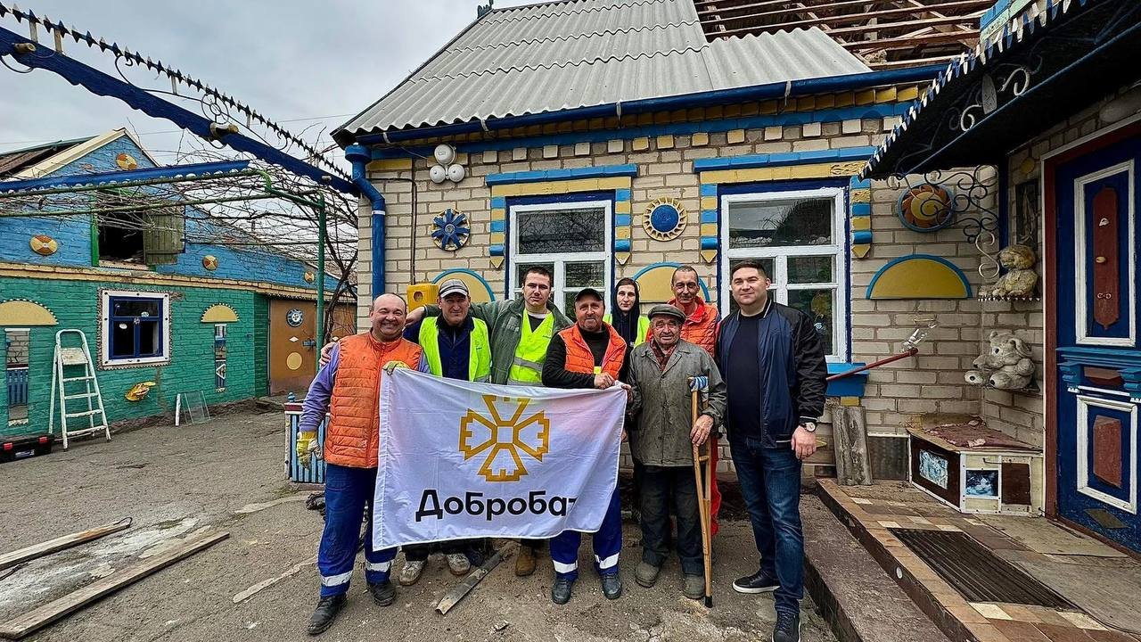 Тиждень за тижнем «Добробат» продовжує свою місію, приносячи реальну користь людям. Попри постійні ворожі атаки, добровольці невтомно працюють, відновлюючи зруйноване та надаючи допомогу людям.