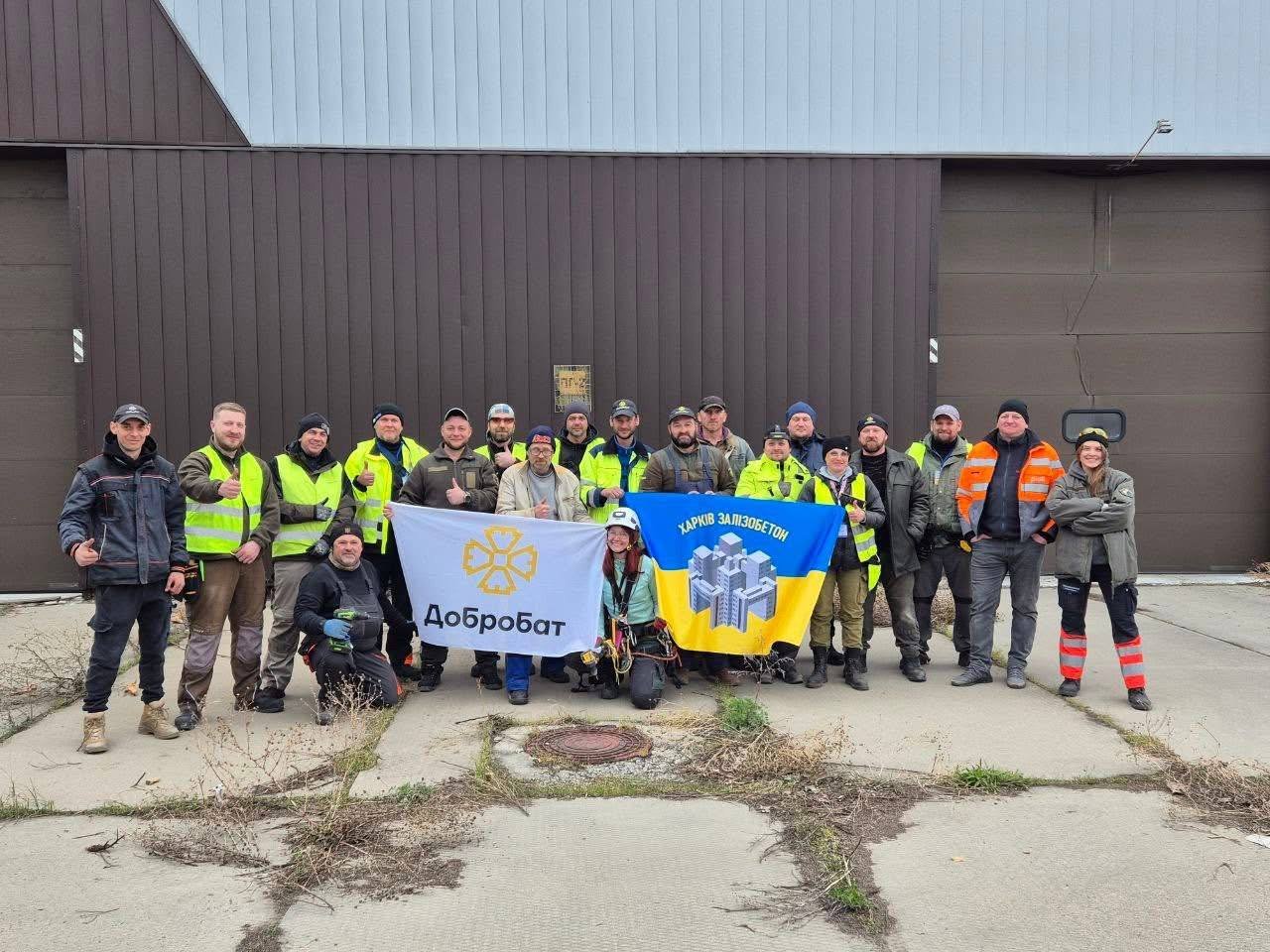 Добробат минулого тижня відзначив своє триріччя. Але на святкування часу немає: волонтери знову були там, де особливо потрібна їхня підтримка. Як завжди, добробатівці рятували, будували, відновлювали.