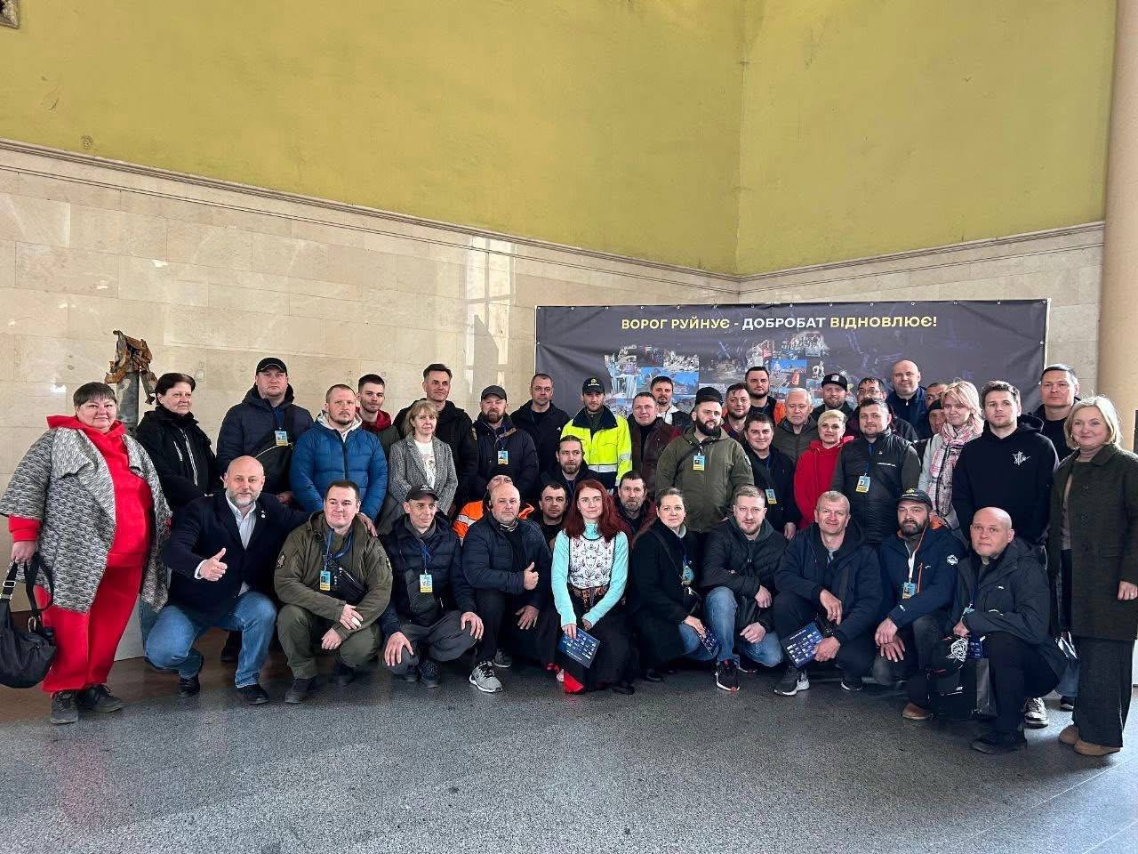 Добробат минулого тижня відзначив своє триріччя. Але на святкування часу немає: волонтери знову були там, де особливо потрібна їхня підтримка. Як завжди, добробатівці рятували, будували, відновлювали.