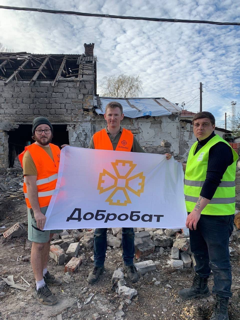Весь великодній тиждень росіяни продовжували бити по мирних містах України, а волонтери Добробату повсякчас робили свою справу: вирушали на порятунок, відновлювали, допомагали.