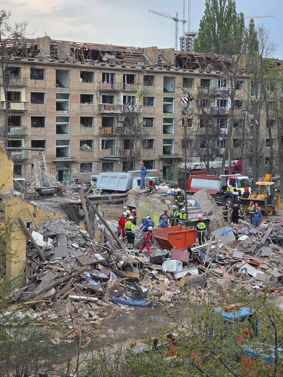 Ще один тиждень боротьби та відновлення. Російські війська нещадно нищать Україну, а мужні волонтери Добробату продовжують свою справу. Добробатівці щоразу вирушали на місця ударів – допомагали потерпілим, ремонтували дахи й вікна, наводили лад після ворожих атак.
