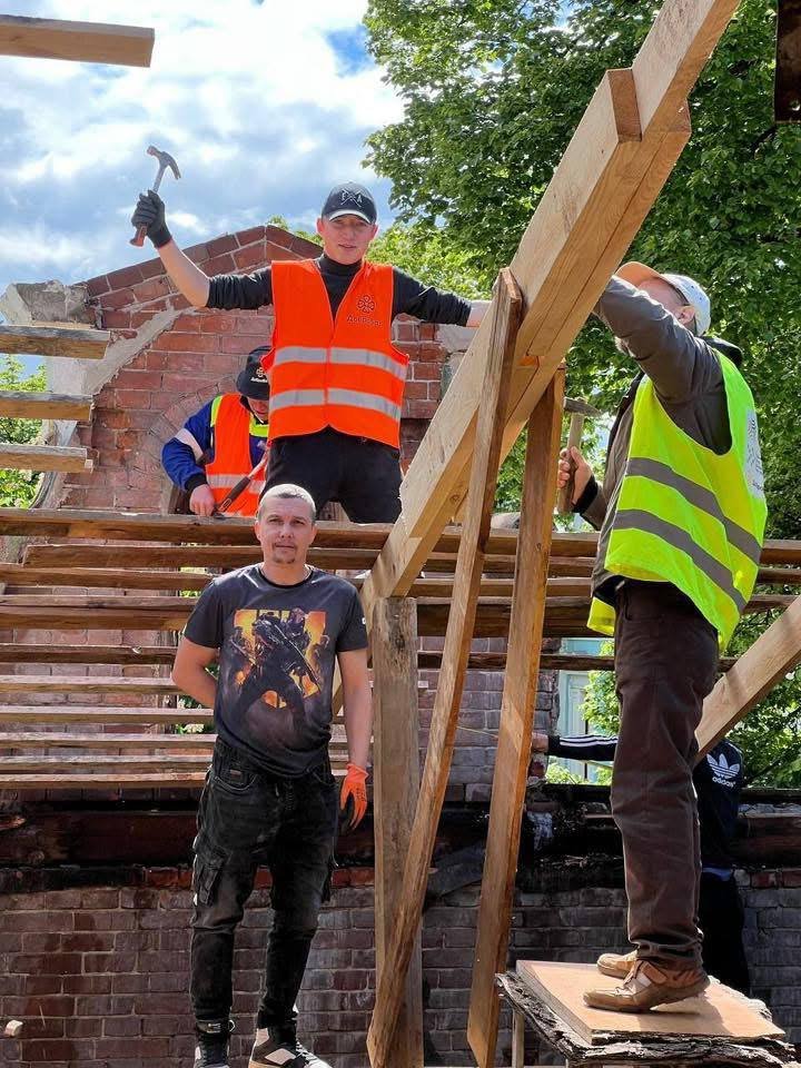 Крок за кроком, день за днем, тиждень за тижнем триває невпинна робота Добробату. Волонтери сприймають нові виклики й вже розраховують, як у ближчому майбутньому відбудовувати країну по-новому.