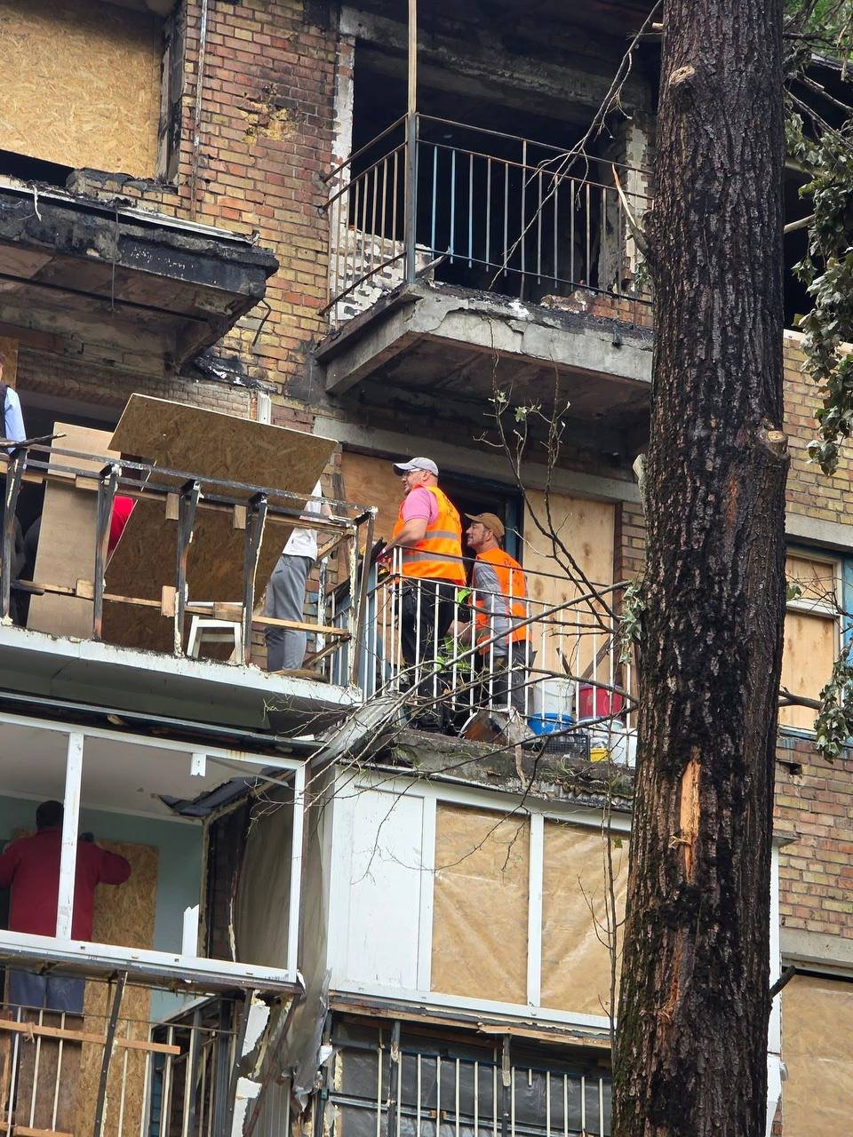 Минулого тижня ворог знову здійснив цілу низку атак на українські міста, селища й села. Добробатівці робили усе можливе, щоб допомогти потерпілим. В різних регіонах країни волонтери допомагали ліквідовувати наслідки російських ударів.