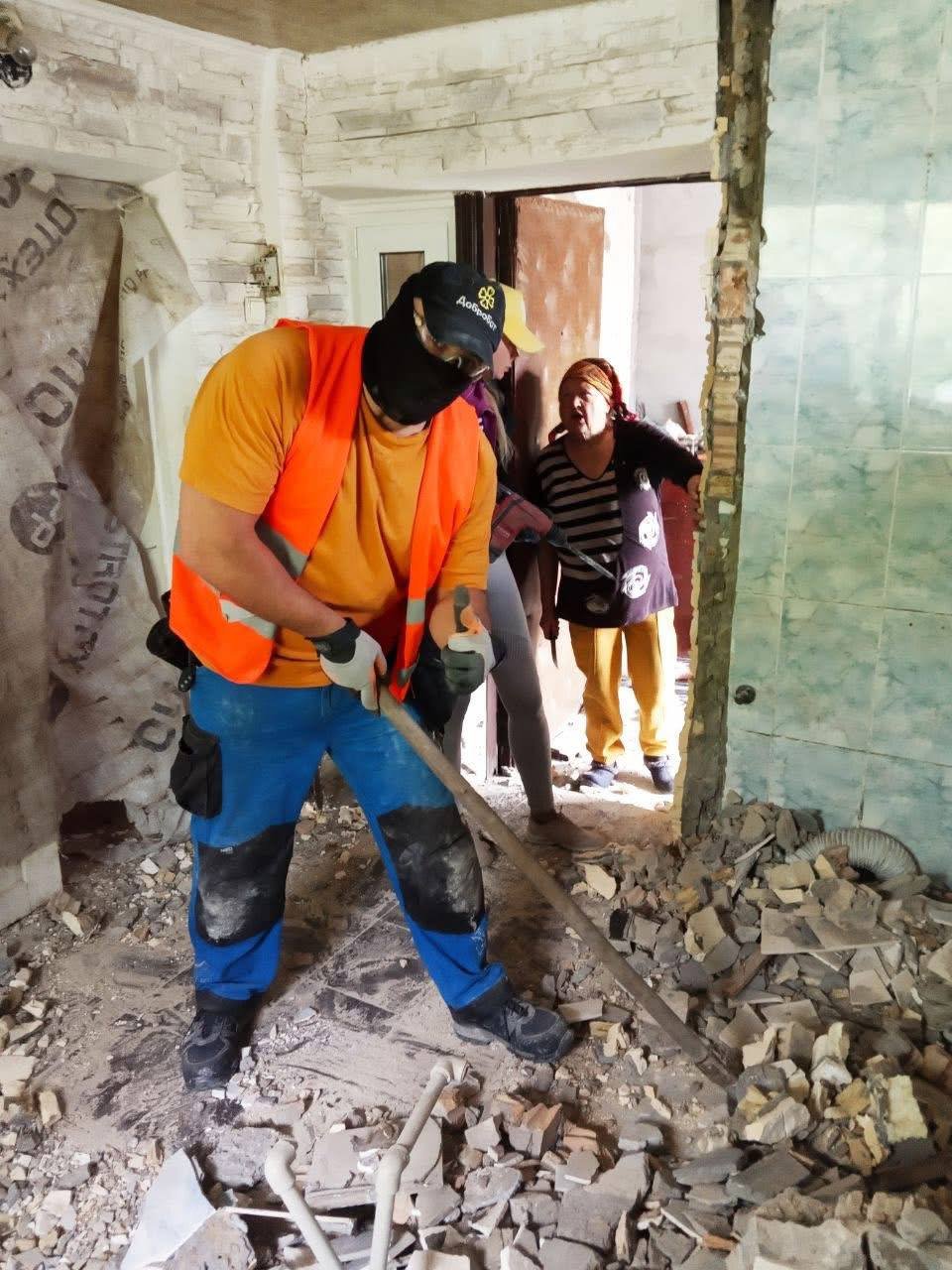 Минулого тижня ворог знову здійснив цілу низку атак на українські міста, селища й села. Добробатівці робили усе можливе, щоб допомогти потерпілим. В різних регіонах країни волонтери допомагали ліквідовувати наслідки російських ударів.