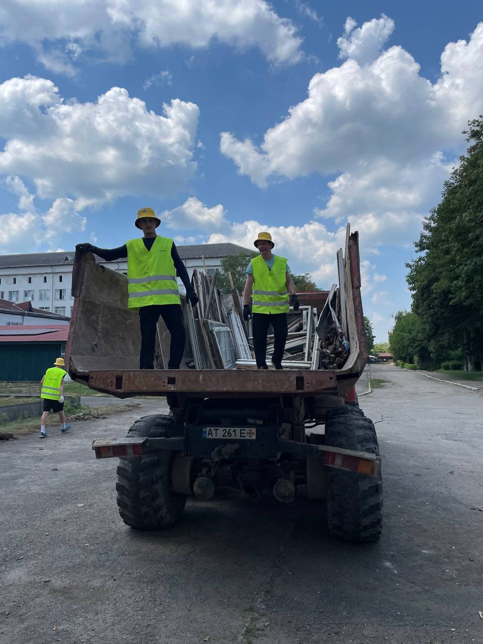 Тиждень ліквідації наслідків: «Добробат» відновлює Київ, Одесу та освіту