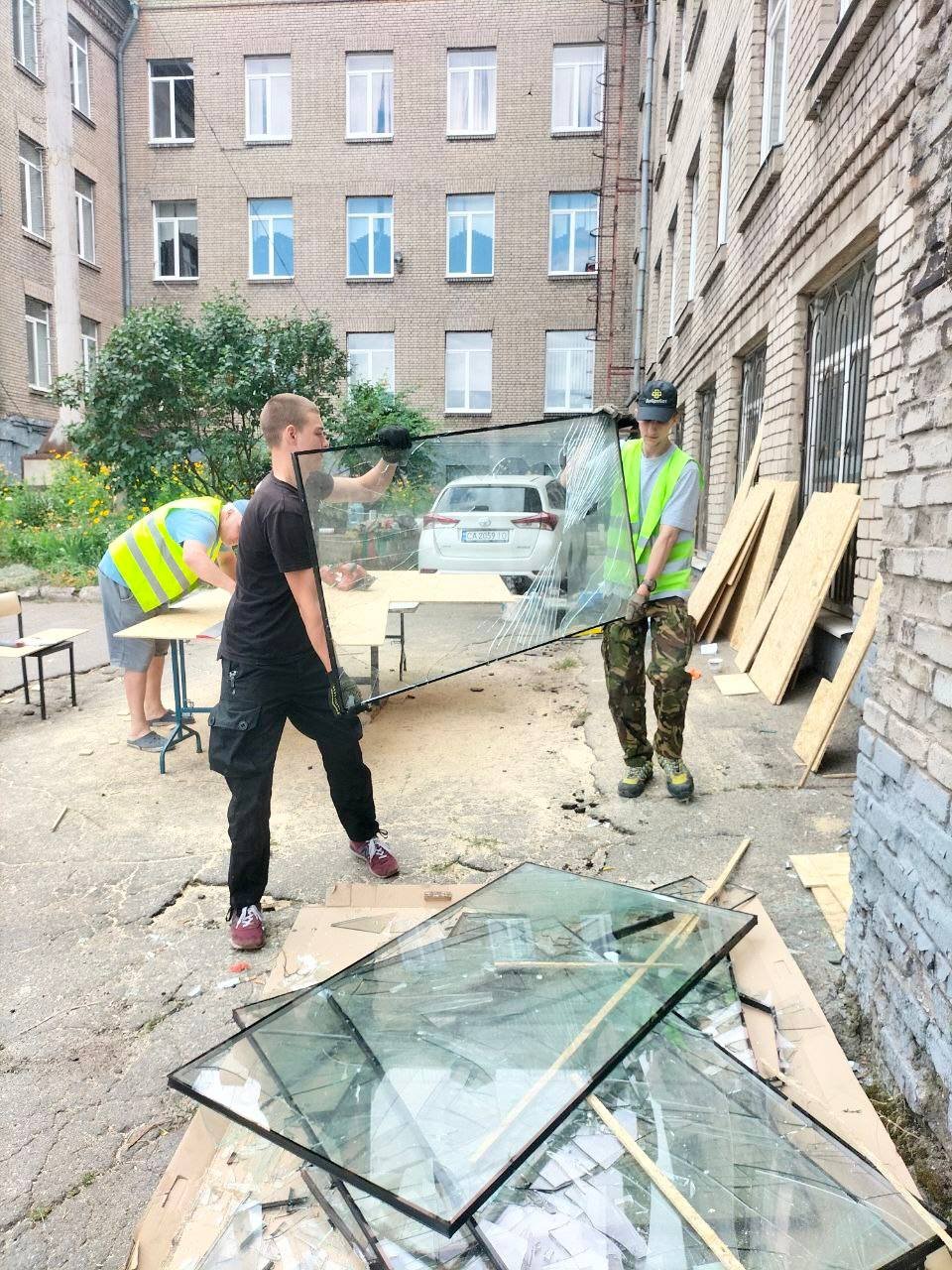 Тиждень ліквідації наслідків: «Добробат» відновлює Київ, Одесу та освіту