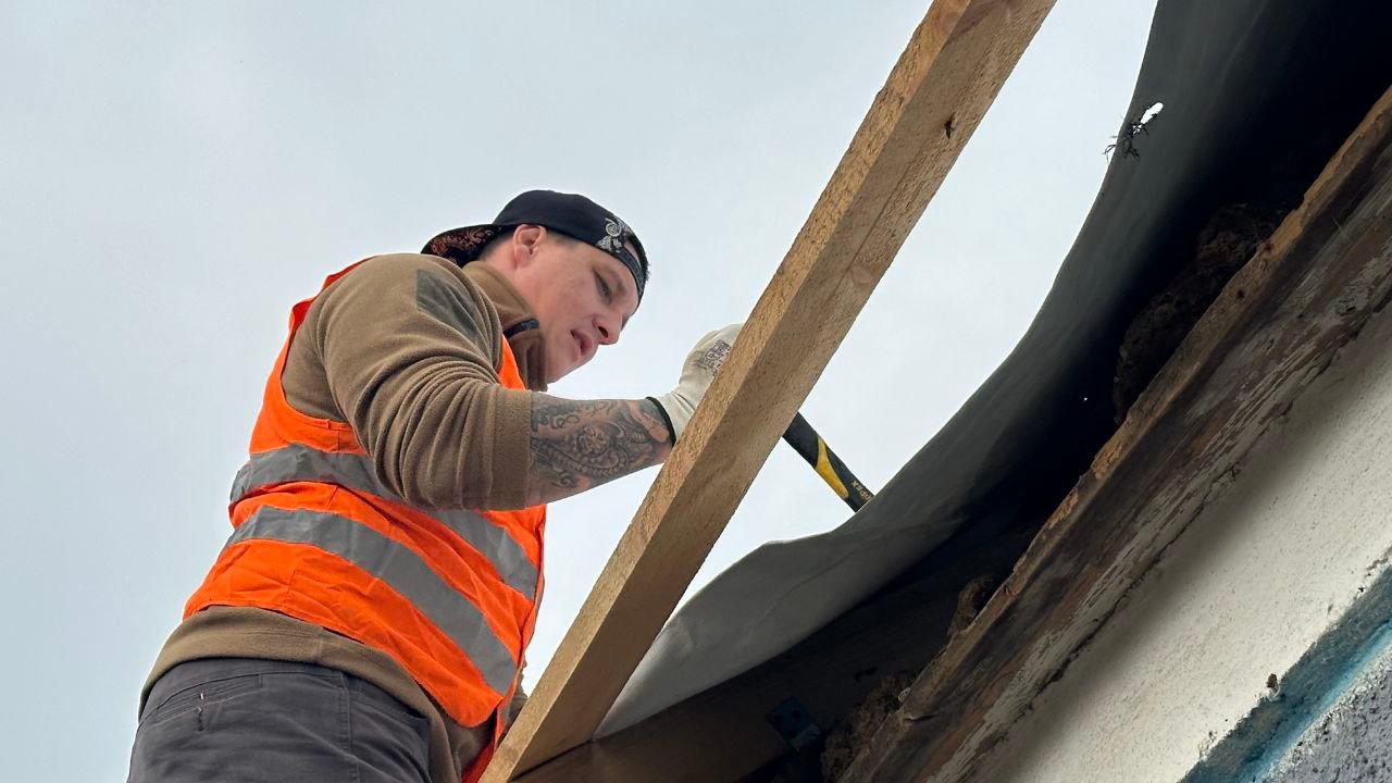 Добробат відновлює дім після удару шахеда на Миколаївщині