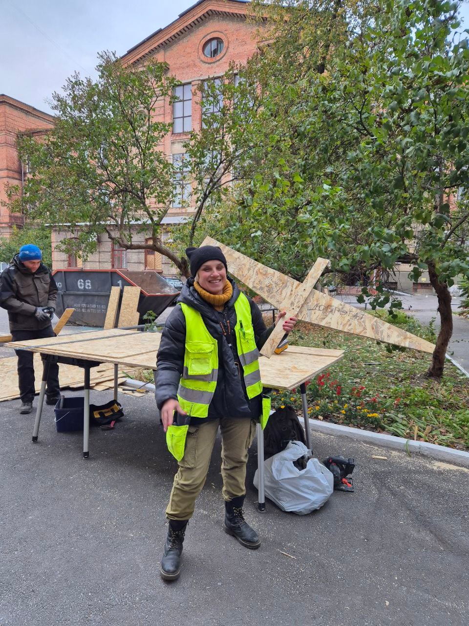 Харківські добробатівці зашили понад 50 вікон у старовинній будівлі гуртожитку