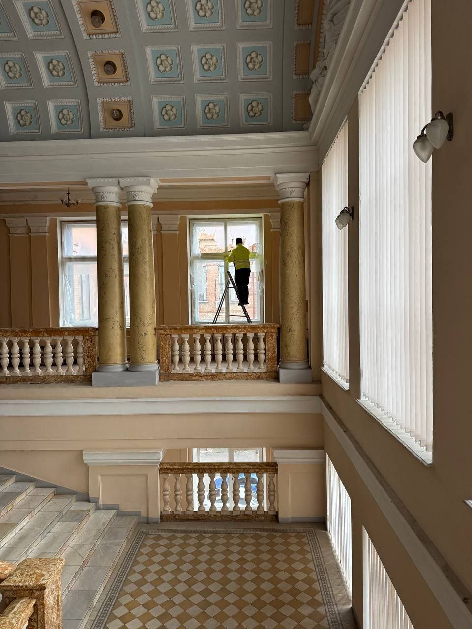 Харківські добробатівці зашили понад 50 вікон у старовинній будівлі гуртожитку