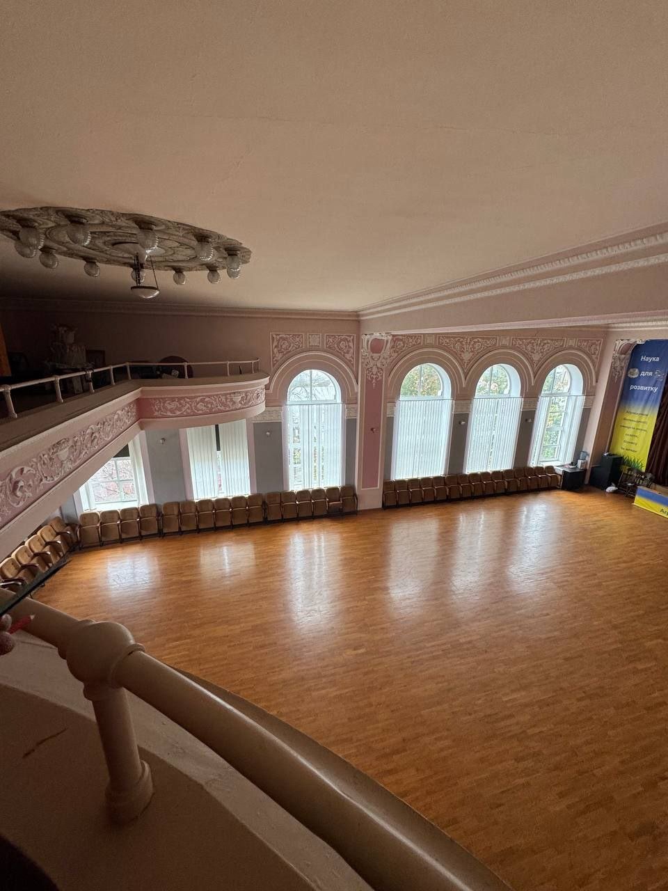 Харківські добробатівці зашили понад 50 вікон у старовинній будівлі гуртожитку