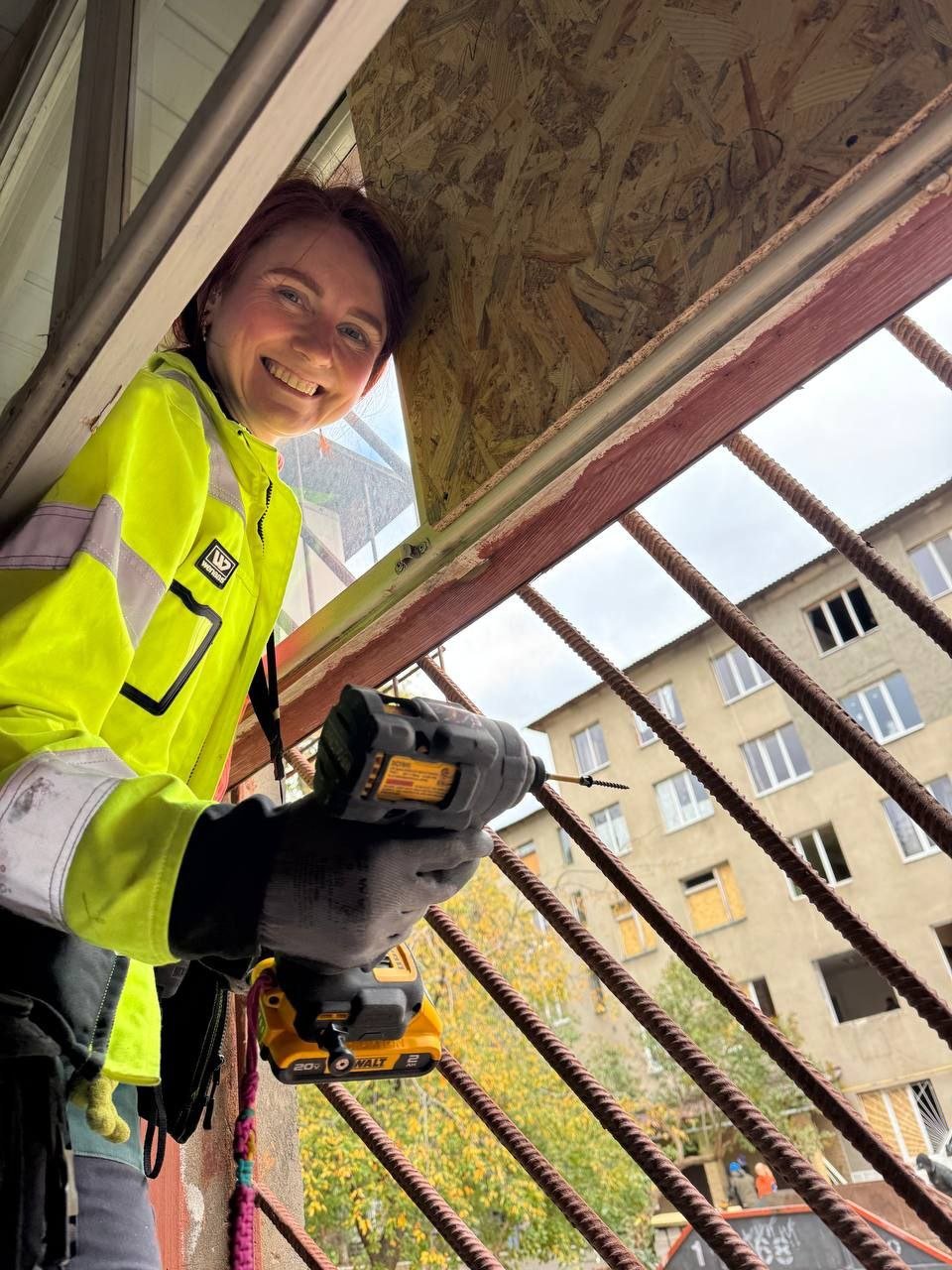 Харківські добробатівці зашили понад 50 вікон у старовинній будівлі гуртожитку