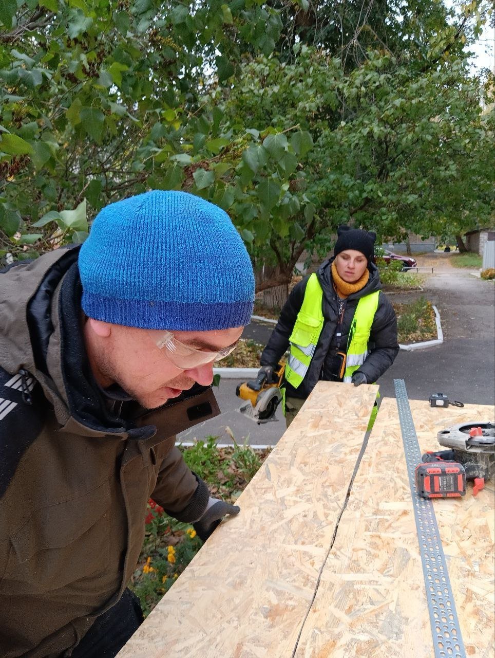 Харківські добробатівці зашили понад 50 вікон у старовинній будівлі гуртожитку