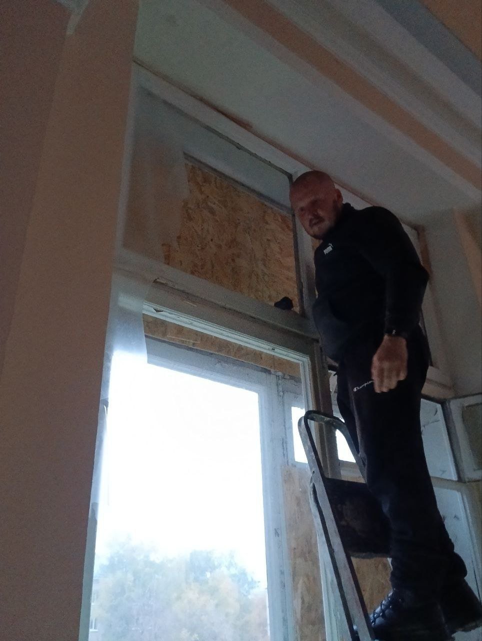 Харківські добробатівці зашили понад 50 вікон у старовинній будівлі гуртожитку