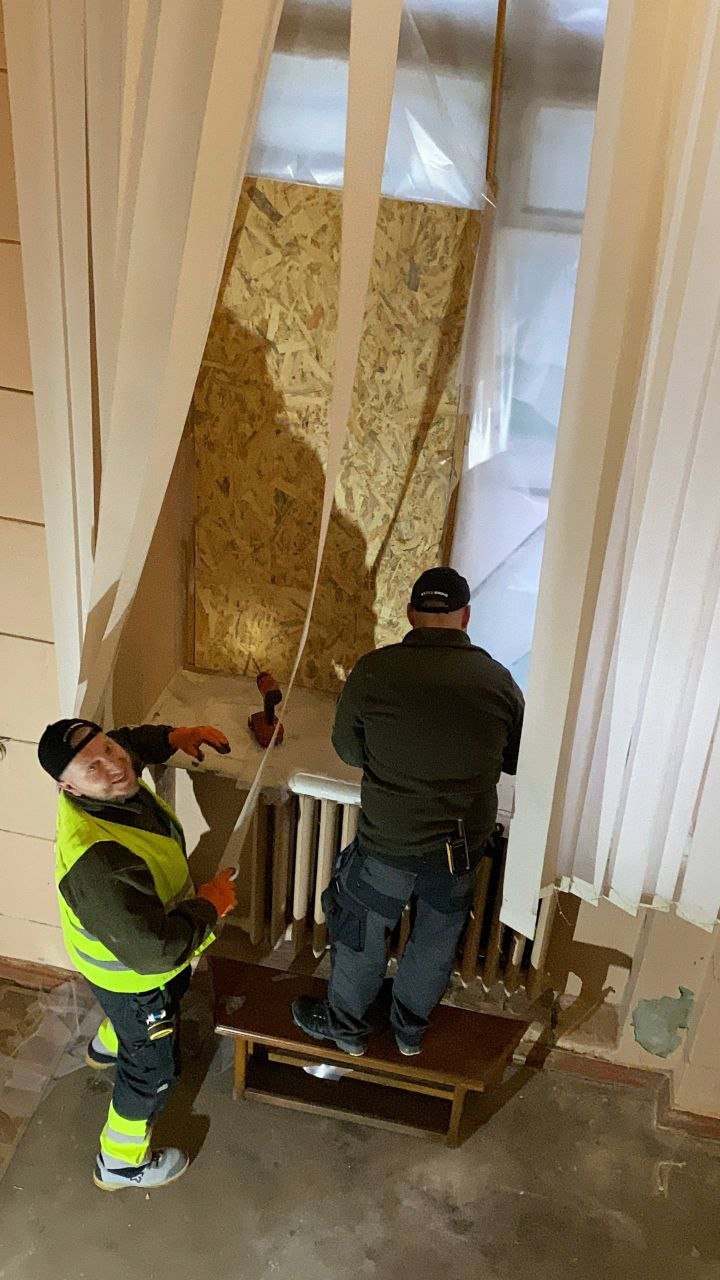 Харківські добробатівці зашили понад 50 вікон у старовинній будівлі гуртожитку