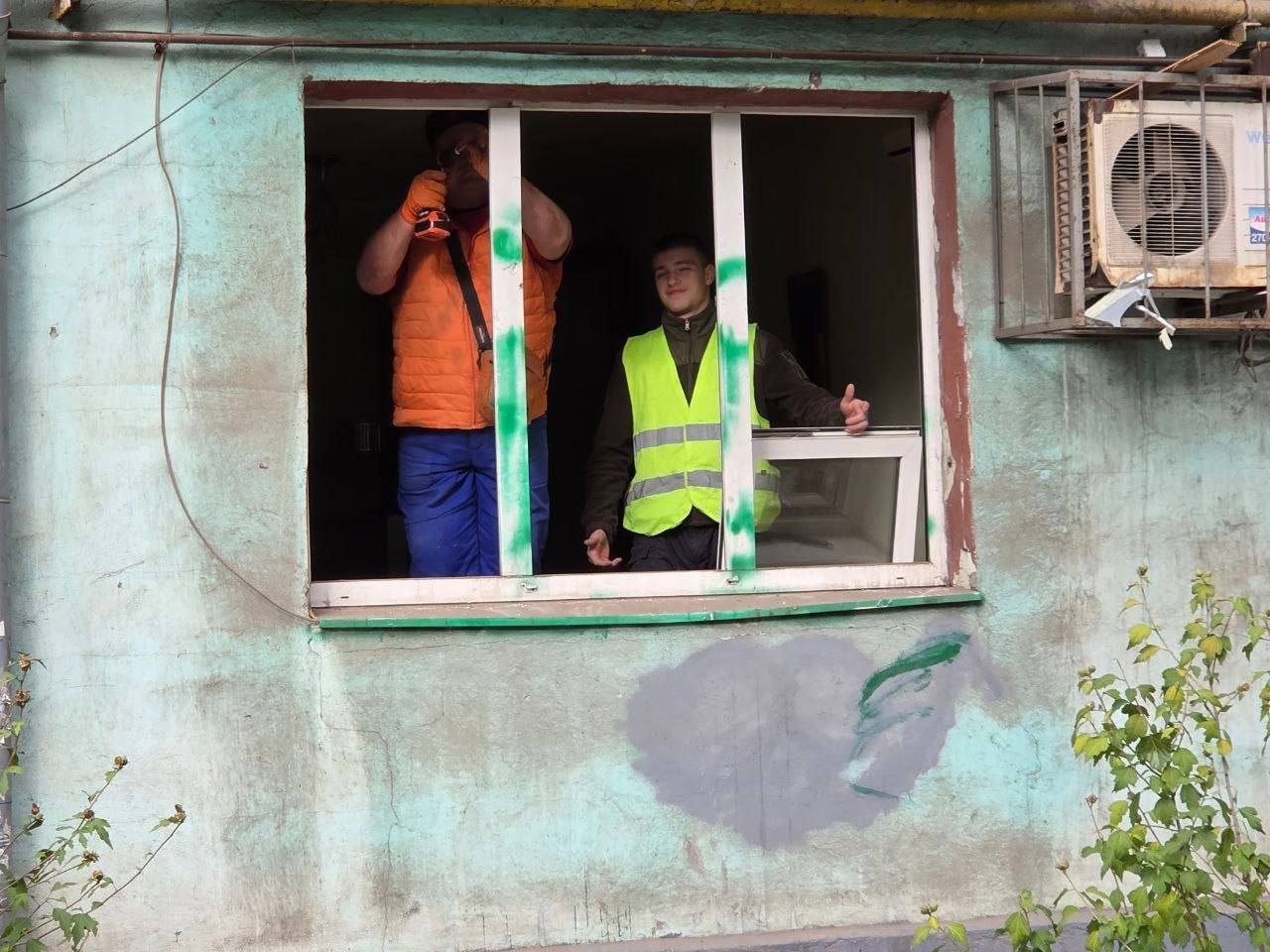 Після нічної атаки на Запоріжжя: Добробат відновлює пошкоджені будинки