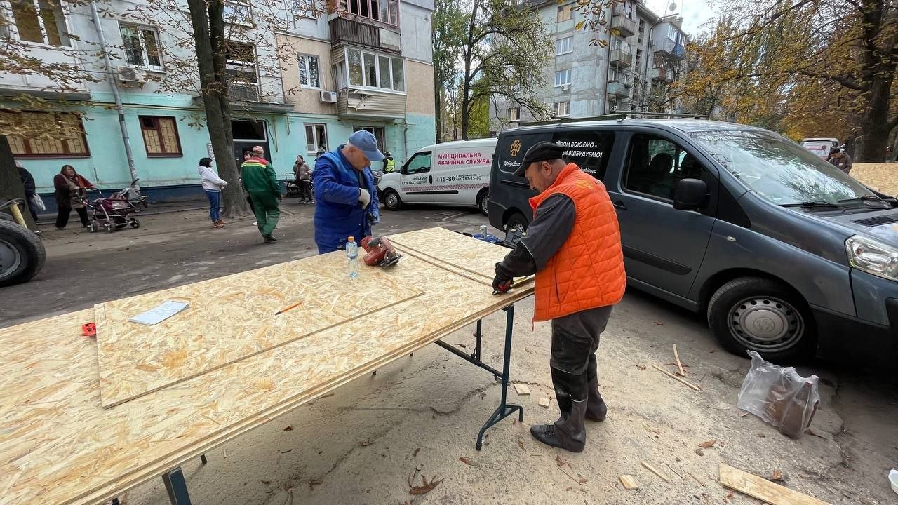 Після нічної атаки на Запоріжжя: Добробат відновлює пошкоджені будинки